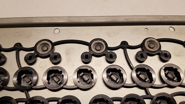 Commodore Szerviz és Restaurátor | Billentyűzet caeruzás grafitozása !?