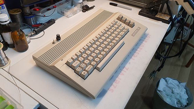 Commodore Szerviz és Restaurátor | MOD: Commodore 64 RESET beépítése