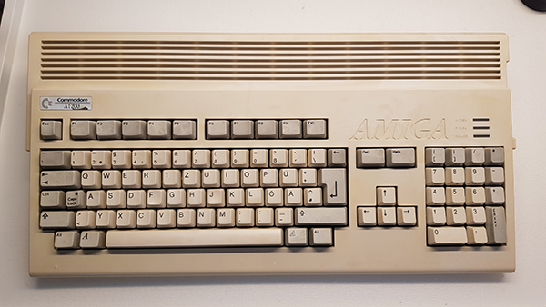 Commodore Szerviz és Restaurátor | RetrObright !?